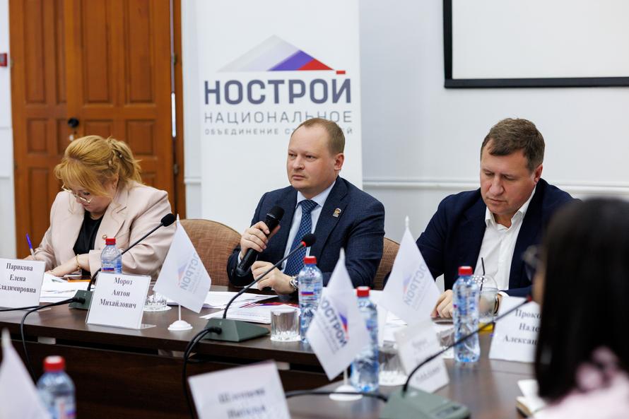 Антон Мороз на круглом столе в Иркутске представил стратегию НОСТРОЙ в сфере кадрового обеспечения