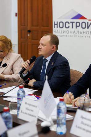 Антон Мороз на круглом столе в Иркутске представил стратегию НОСТРОЙ в сфере кадрового обеспечения