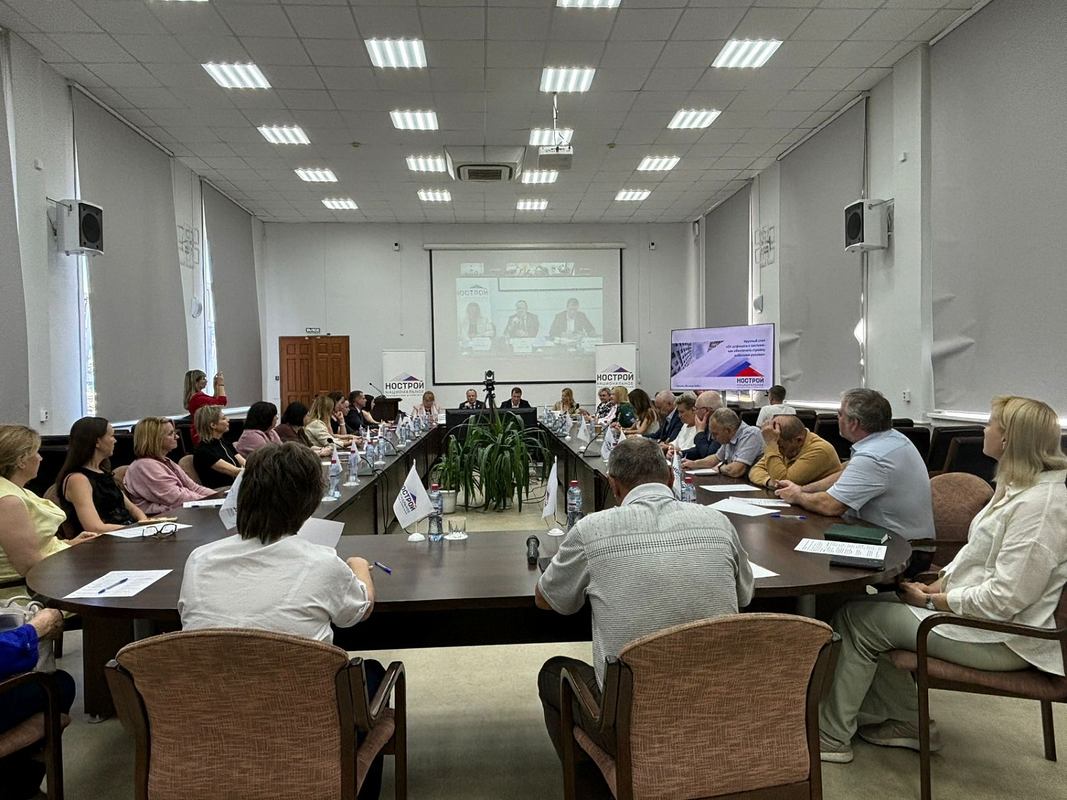 Антон Мороз на круглом столе в Иркутске представил стратегию НОСТРОЙ в сфере кадрового обеспечения